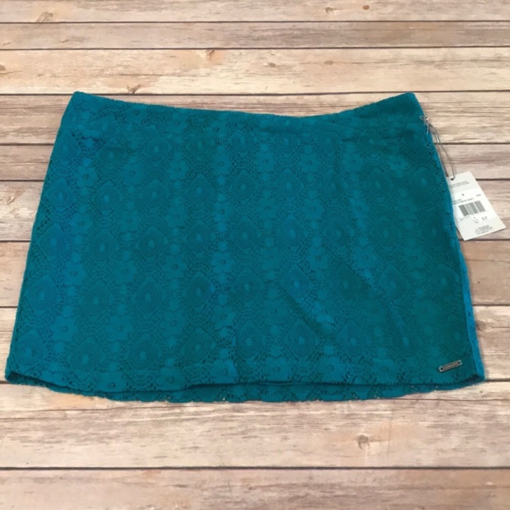 { Volcom } NWT teal laced skirt!